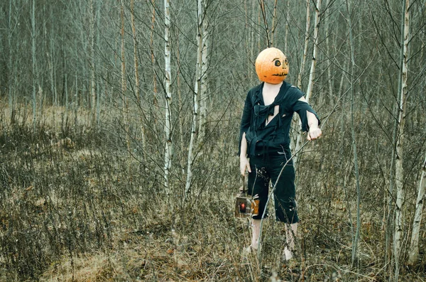 Halloween Espantalho Com Uma Abóbora Cabeça Uma Lanterna Suas Mãos — Fotografia de Stock