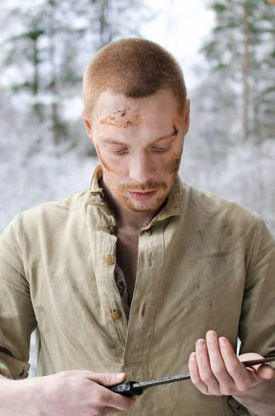 Joven Uniforme Militar Segunda Guerra Mundial Con Cuchillo Combate Sus — Foto de Stock