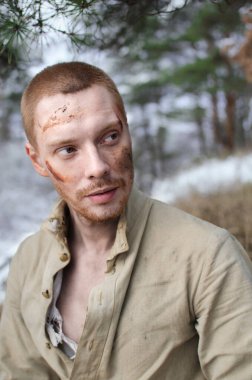 2. Dünya Savaşı üniformalı genç adam kış ormanında