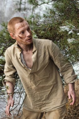 2. Dünya Savaşı üniformalı genç adam kış ormanında