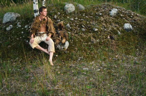 Молодой Средневековый Охотник Лежит Скалистом Холме — стоковое фото