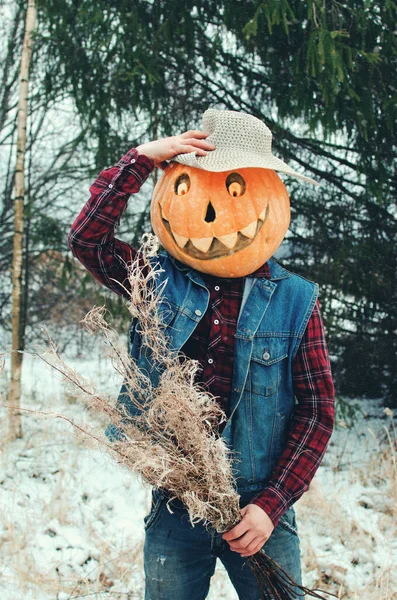 Spaventapasseri Halloween Con Una Zucca Testa Bouquet Tra Mani Vaga — Foto Stock