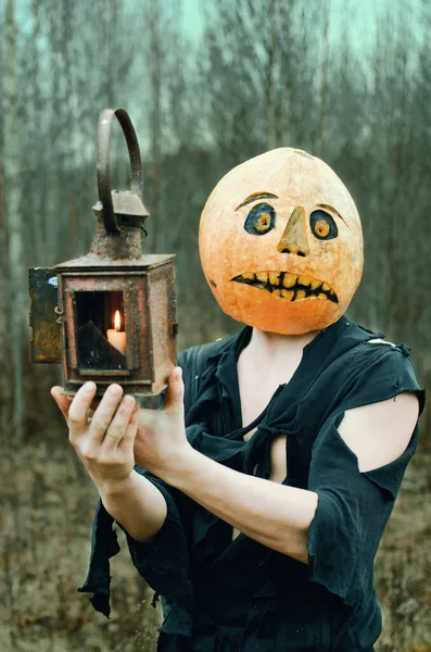 Halloween Espantalho Com Uma Abóbora Cabeça Uma Lanterna Antiga Suas — Fotografia de Stock