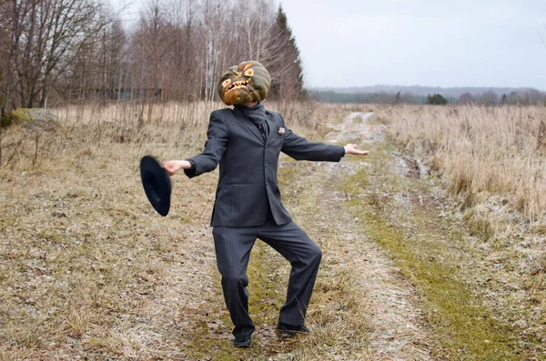 Чудовищное Пугало Тыквой Голове Танцует Проселочной Дороге Одетый Деловой Костюм — стоковое фото