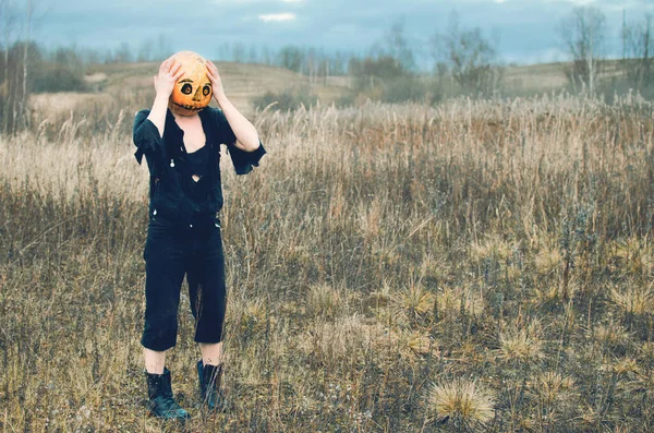 Halloween Strašák Dýní Hlavě Svírající Hlavu Podzimním Fielu — Stock fotografie