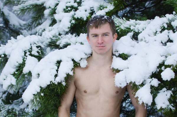 Kış Ormanında Gömleksiz Genç Bir Adam Bir Ağacın Altında Duruyor — Stok fotoğraf