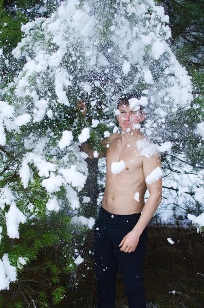 Молодой Человек Зимнем Лесу Посыпает Снег Закалить Тело — стоковое фото