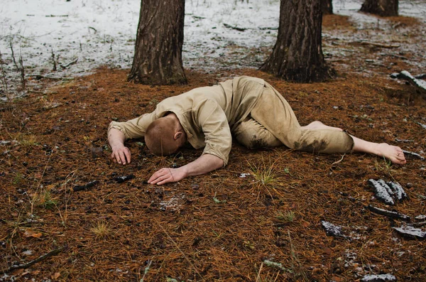 躺在冬季森林里的士兵第二次世界大战 — 图库照片