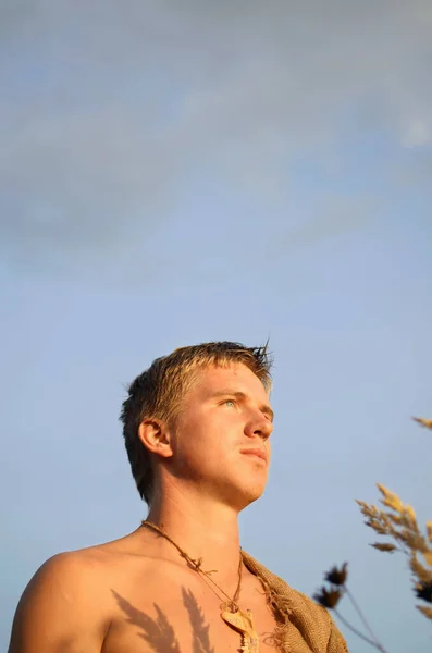 Portrait Jeune Homme Bronzé Lumière Soleil Photo De Stock