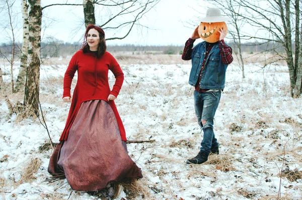 Halloween Vogelverschrikker Met Een Pompoen Zijn Hoofd Een Heks Houden — Stockfoto