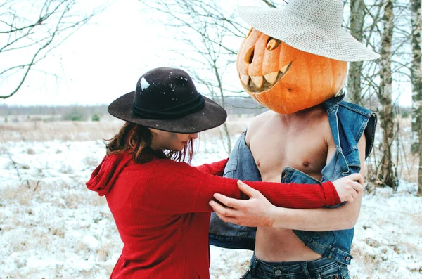 Spaventapasseri Halloween Con Una Zucca Testa Una Strega Che Amano — Foto Stock