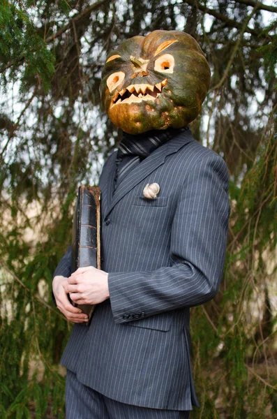 Halloween Strašák Obchodním Obleku Starou Knihou Ruce — Stock fotografie