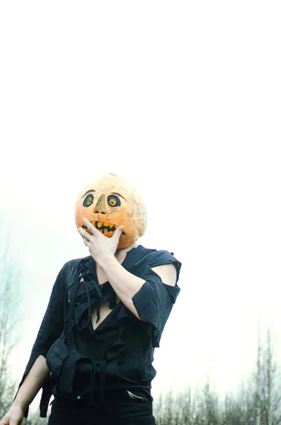 Halloween Scarecrow Dengan Labu Kepalanya Dalam Kain Hitam Dengan Wajah — Stok Foto