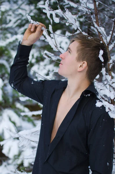 Hombre Joven Cerca Pino Invierno Nevado —  Fotos de Stock