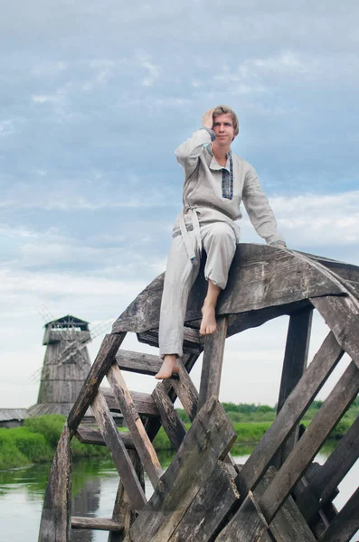 Jongeman Oude Linnen Kleren Zit Het Stuur Van Een Oude — Stockfoto