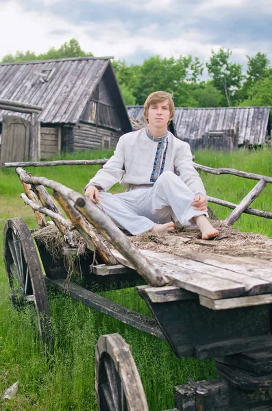 Jeune Homme Vieux Vêtements Lin Est Assis Dans Vieux Chariot — Photo