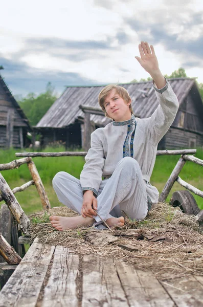 Jongeman Oude Linnen Kleren Zit Een Oude Kar Het Dorp — Stockfoto