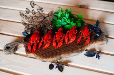 Kerevit kırmızı mutfak tahtası fesleğen dereotu ile haşlanmış