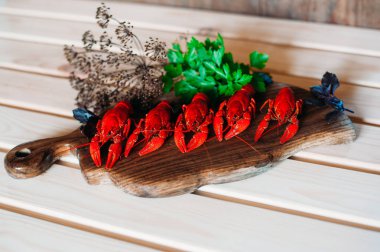 Kerevit kırmızı mutfak tahtası fesleğen dereotu ile haşlanmış