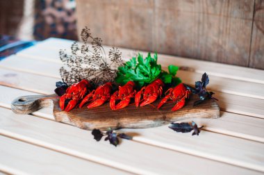 Kerevit kırmızı mutfak tahtası fesleğen dereotu ile haşlanmış