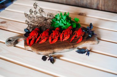 Kerevit kırmızı mutfak tahtası fesleğen dereotu ile haşlanmış