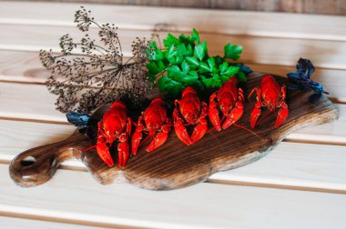 Kerevit kırmızı mutfak tahtası fesleğen dereotu ile haşlanmış