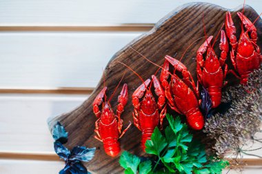 Kerevit kırmızı mutfak tahtası fesleğen dereotu ile haşlanmış