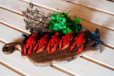 Kerevit kırmızı mutfak tahtası fesleğen dereotu ile haşlanmış