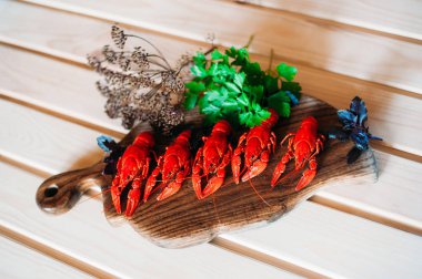 Kerevit kırmızı mutfak tahtası fesleğen dereotu ile haşlanmış