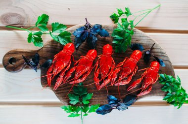 Kerevit kırmızı mutfak tahtası fesleğen dereotu ile haşlanmış