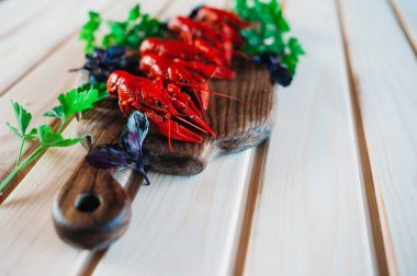 Kerevit kırmızı mutfak tahtası fesleğen dereotu ile haşlanmış