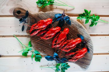 Kerevit kırmızı mutfak tahtası fesleğen dereotu ile haşlanmış