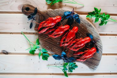 Kerevit kırmızı mutfak tahtası fesleğen dereotu ile haşlanmış