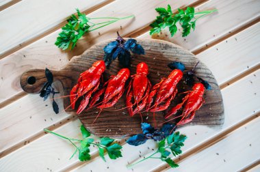 Kerevit kırmızı mutfak tahtası fesleğen dereotu ile haşlanmış