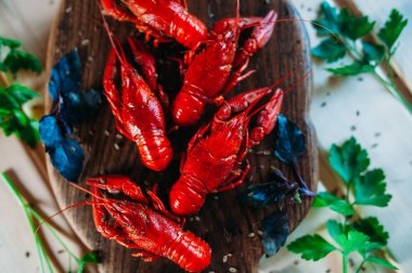 Kerevit kırmızı mutfak tahtası fesleğen dereotu ile haşlanmış