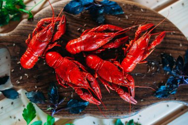 Kerevit kırmızı mutfak tahtası fesleğen dereotu ile haşlanmış