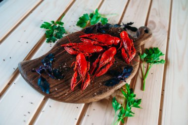 Kerevit kırmızı mutfak tahtası fesleğen dereotu ile bir bardak bira ile haşlanmış