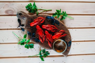 Kerevit kırmızı mutfak tahtası fesleğen dereotu ile bir bardak bira ile haşlanmış