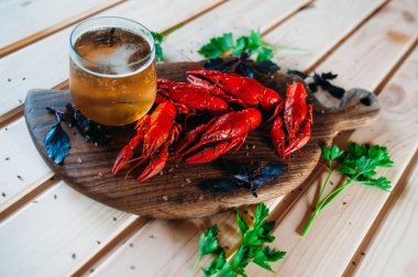 Kerevit kırmızı mutfak tahtası fesleğen dereotu ile bir bardak bira ile haşlanmış