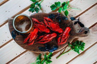 Kerevit kırmızı mutfak tahtası fesleğen dereotu ile bir bardak bira ile haşlanmış