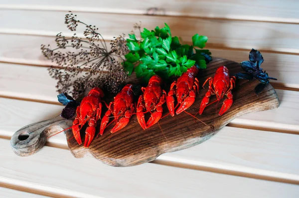 Cangrejo Rojo Cocido Una Tabla Cocina Con Eneldo Albahaca — Foto de Stock