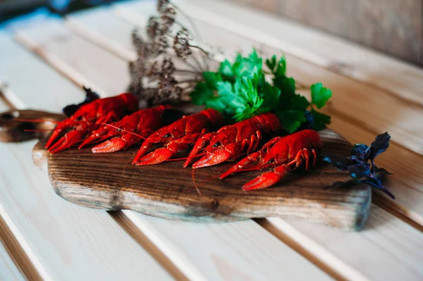 Cangrejo Rojo Cocido Una Tabla Cocina Con Eneldo Albahaca —  Fotos de Stock