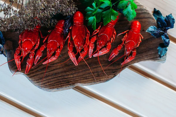 Cangrejo Rojo Cocido Una Tabla Cocina Con Eneldo Albahaca Con — Foto de Stock