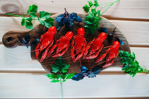 Kerevit kırmızı mutfak tahtası fesleğen dereotu ile haşlanmış