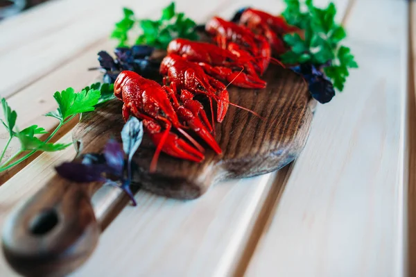 Kerevit kırmızı mutfak tahtası fesleğen dereotu ile haşlanmış