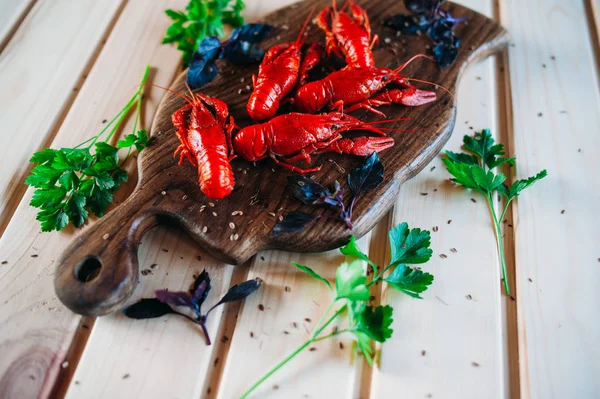 Cangrejo Rojo Cocido Una Tabla Cocina Con Eneldo Albahaca — Foto de Stock