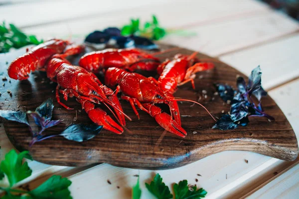 Cangrejo Rojo Cocido Una Tabla Cocina Con Eneldo Albahaca — Foto de Stock