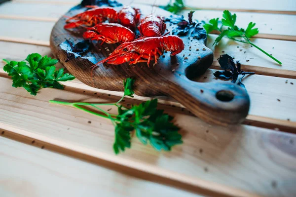 Kerevit kırmızı mutfak tahtası fesleğen dereotu ile haşlanmış