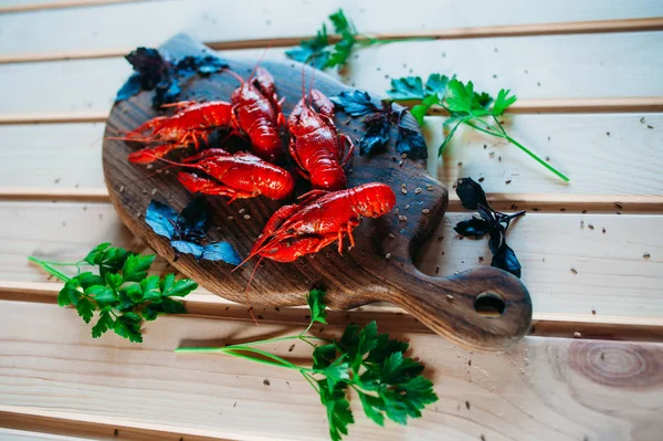 Cangrejo Rojo Cocido Una Tabla Cocina Con Eneldo Albahaca — Foto de Stock