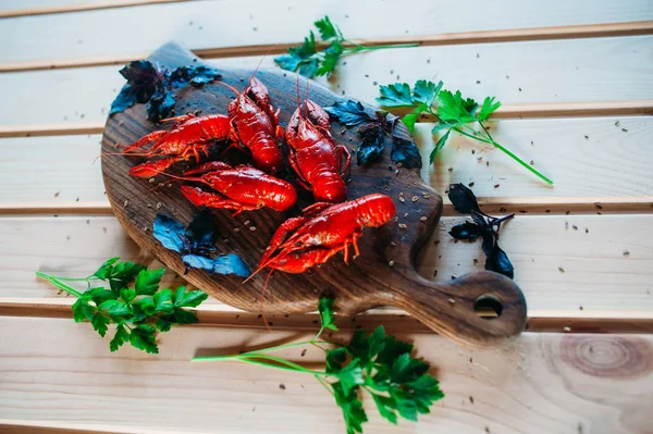 Cangrejo Rojo Cocido Una Tabla Cocina Con Eneldo Albahaca — Foto de Stock